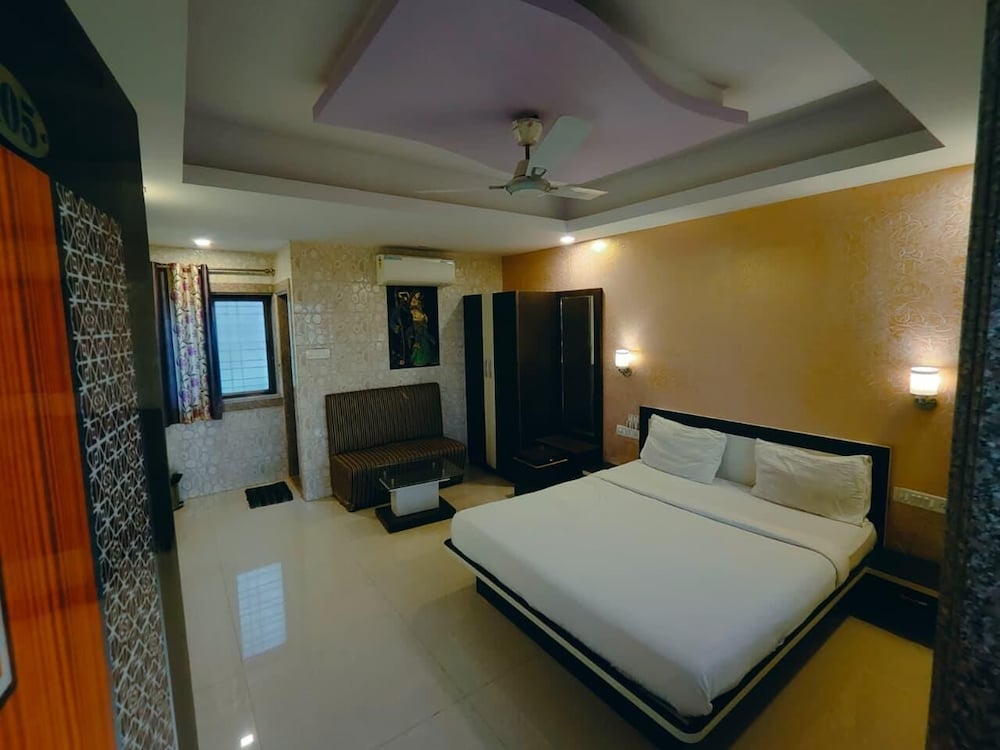 Hotel Natural Heaven by OYO Rooms in Satara, India