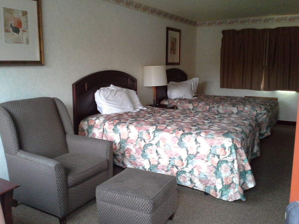 Richland Inn and Suites - photo 12