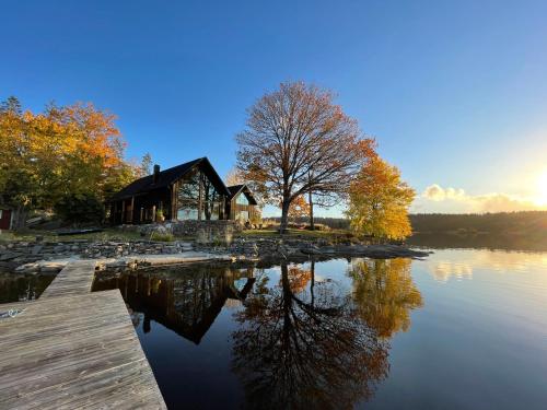 Peaceful Lakefront Retreat Surrounded By Nature — Lerum