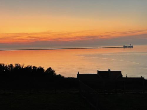 SERENITY VIEW Villa face mer aux magnifiques couchers de soleil — 4-Star Luxury Hotel in Boulogne-Sur-Mer, France