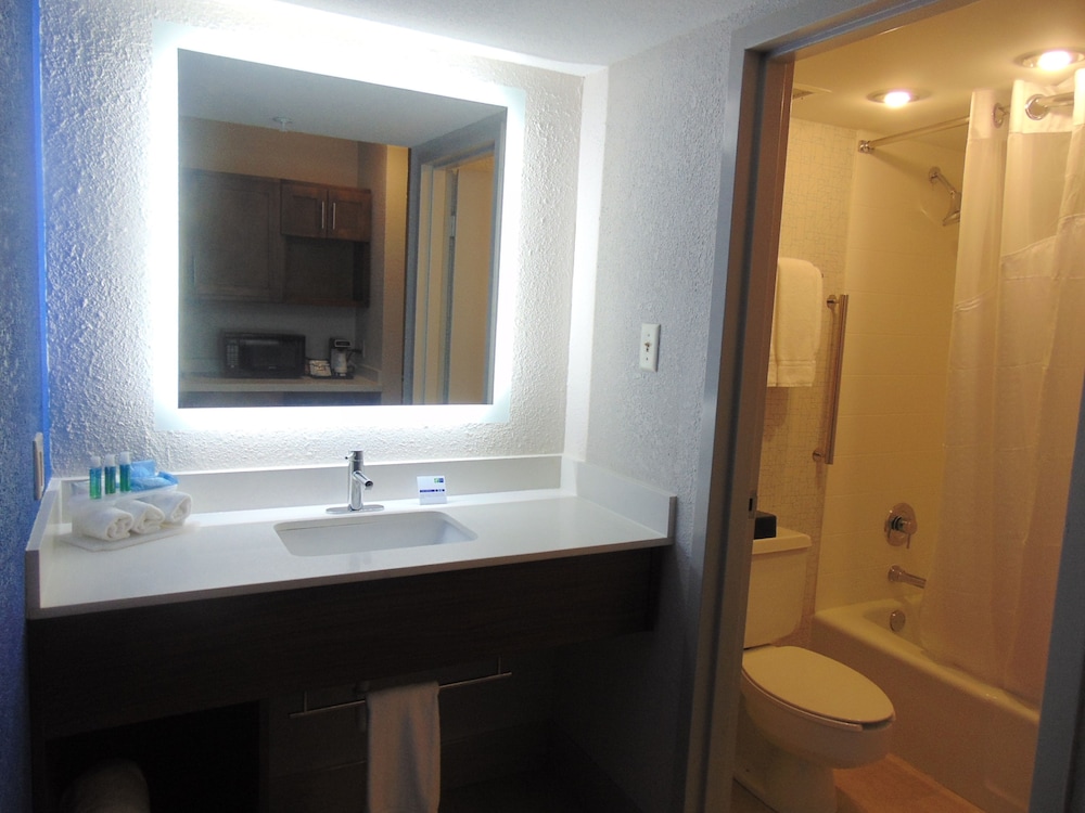 Holiday Inn Express & Suites Wapakoneta by IHG - photo 49