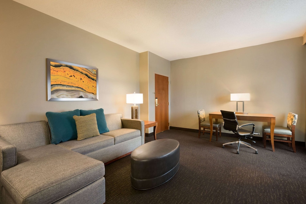 Embassy Suites by Hilton Franklin Cool Springs - photo 17