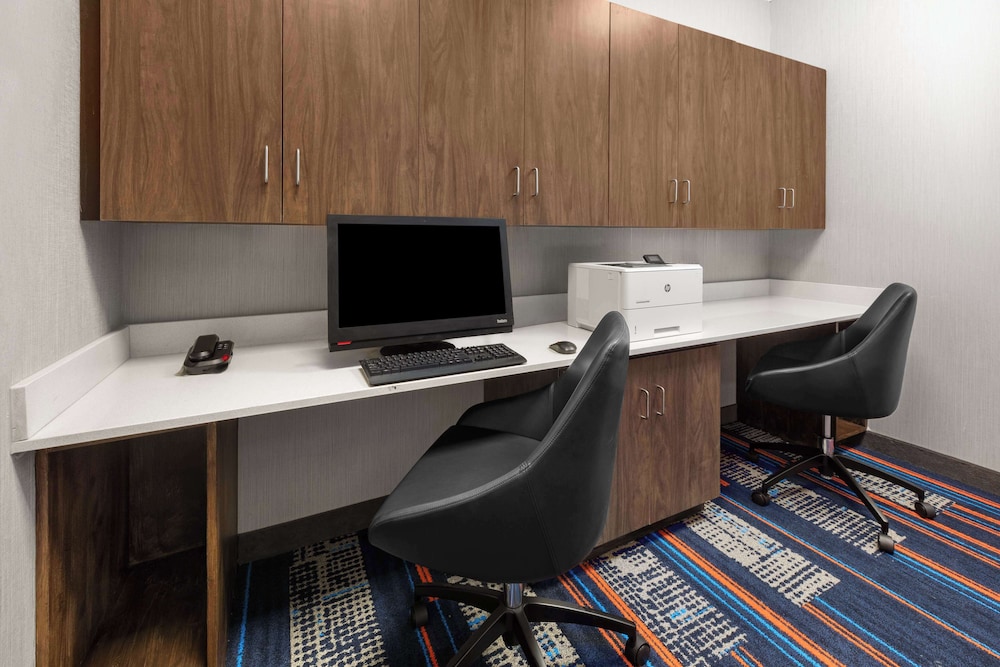 Hampton Inn & Suites Saginaw - photo 36