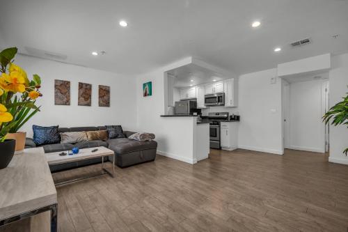 Chic Large 1 Bedroom in Hollywood 10 Min Away From Downtown LA — 4-Star Luxury Hotel in Los Angeles, United States
