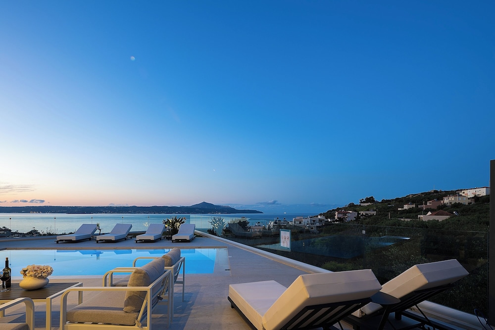 Royal Bird Villa — 4-Star Luxury Hotel in Kalyves, Greece