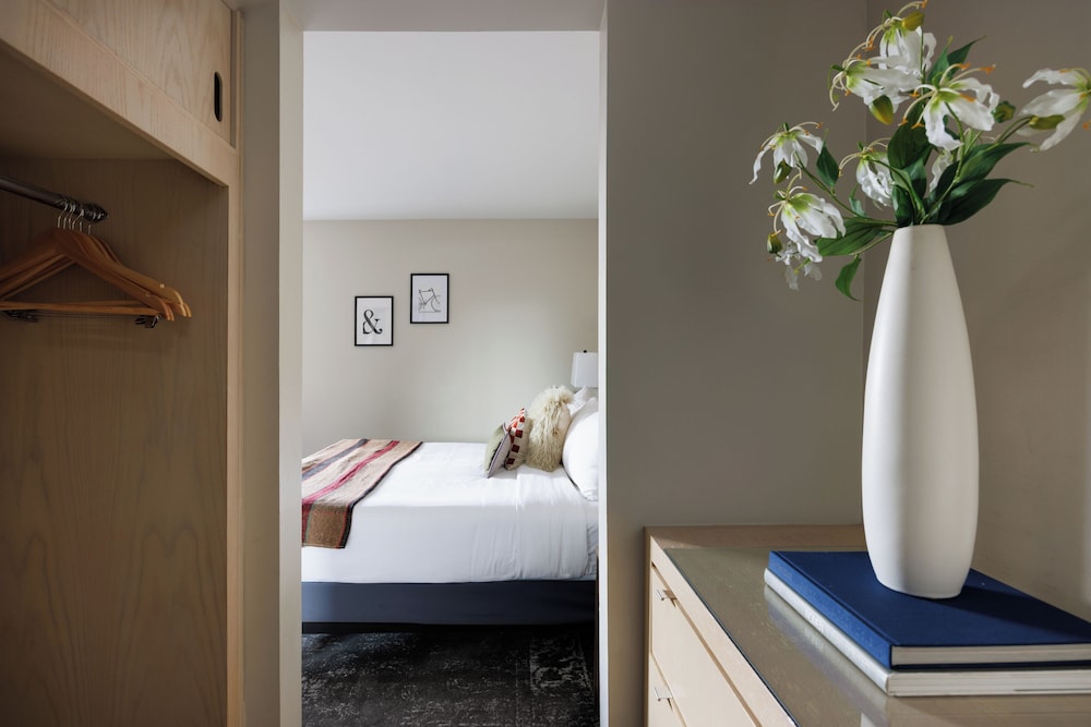 The Andrew Hotel - photo 10