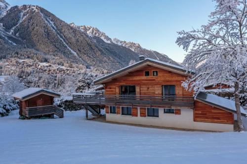Chalet De L'ours Chamonix All Year — 5-Star Luxury Hotel in Chamonix-Mont-Blanc, France