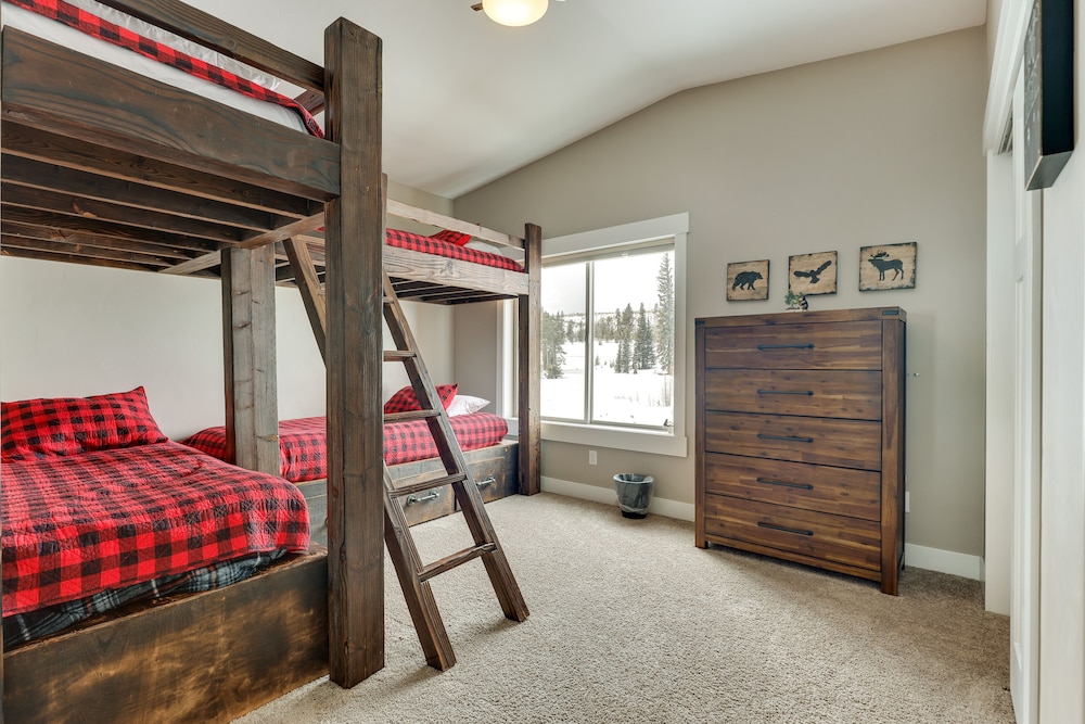 4BR Fraser Getaway Hot Tub Sleeps 10 — Fraser — photo 2
