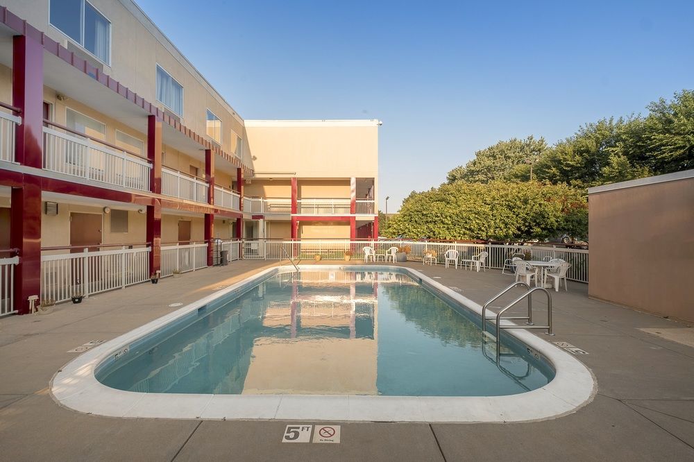 Cedar Rapids Inn - photo 27