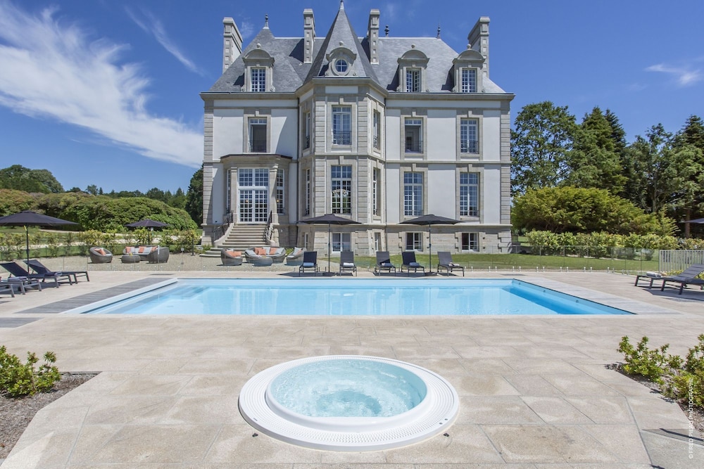 Chateau Les Garennes pet-friendly hotel Clohars-Fouesnant