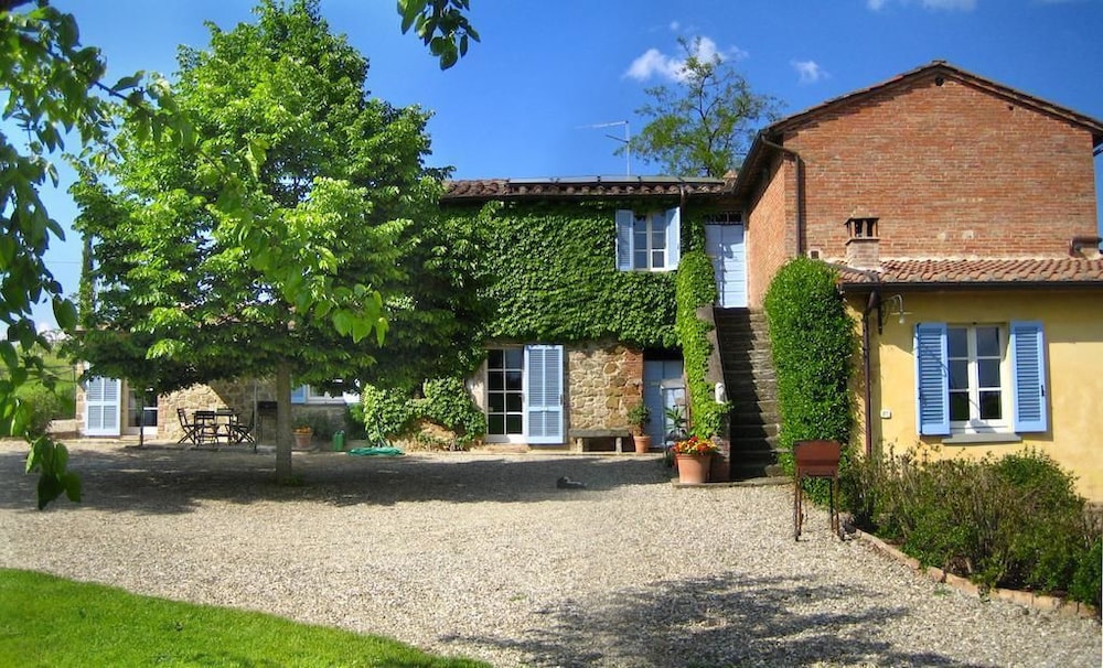 Agriturismo Fattoria Santa Vittoria — 4-Star Luxury Hotel in Foiano Della Chiana, Italy