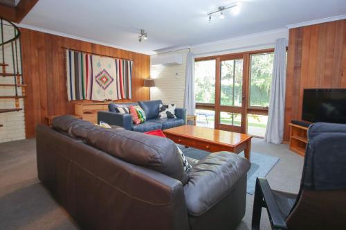 Cedar Holiday Units Apartment 2 — 4-Star Luxury Hotel in Bright, Australia