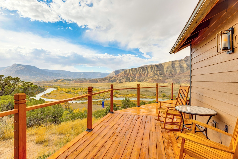 Colorado River Getaway in Parachute: Dogs Welcome — hotel in Parachute
