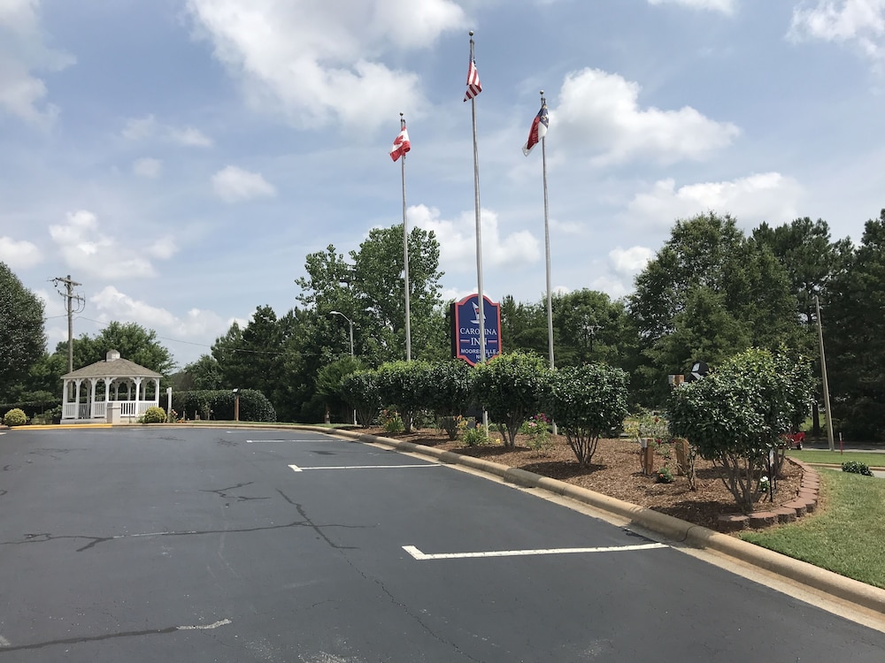 Carolina Inn & Suites of Lake Norman - photo 19