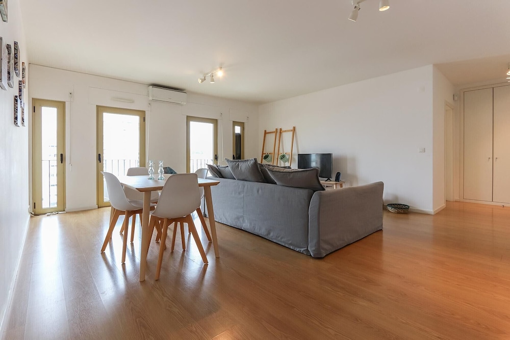 Modern & Bright by Homing — 4-Star Luxury Hotel in Lisbon, Portugal