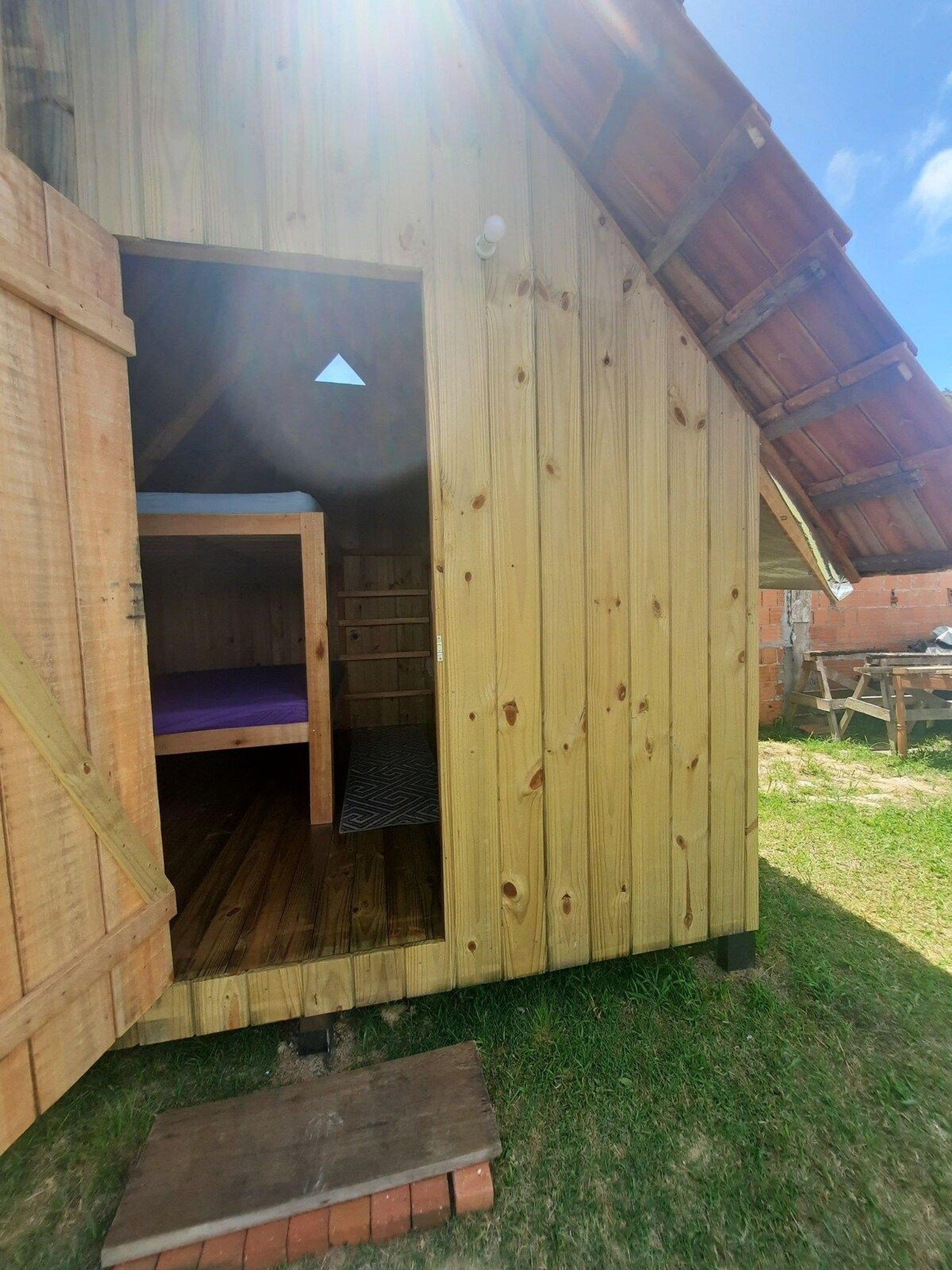 Cabana com Ar condicionado e area de cozinha e banheiro compartilhado a 10 minutos do Parque Beto Carrero
