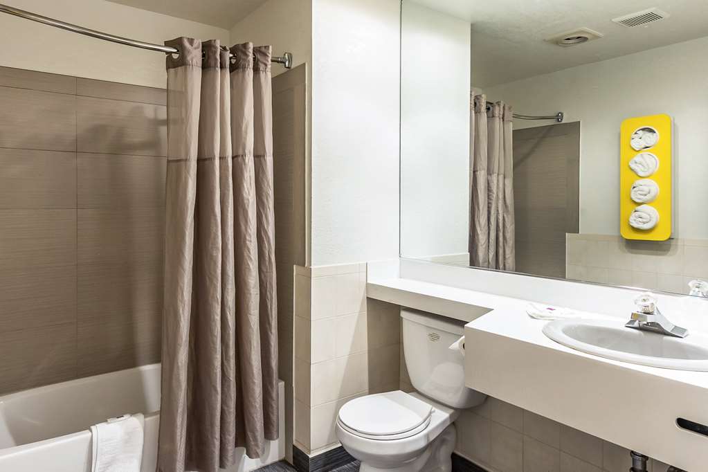 Motel 6 Elizabeth NJ Newark Liberty Intl Airport - photo 20