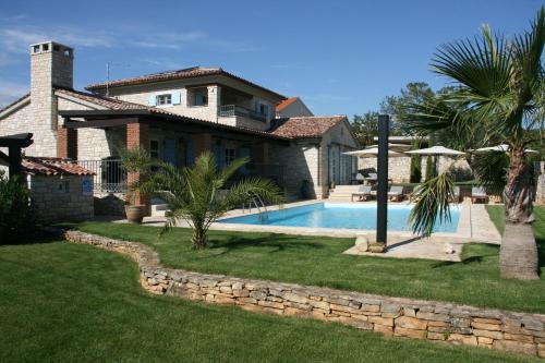 Villa Emma Smoljanci 76 — 4-Star Luxury Hotel in Svetvincenat, Croatia