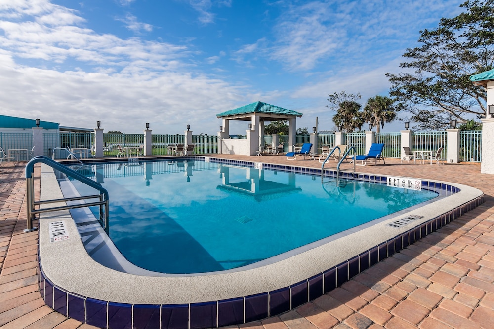 Days Inn & Suites by Wyndham Lake Okeechobee - photo 41