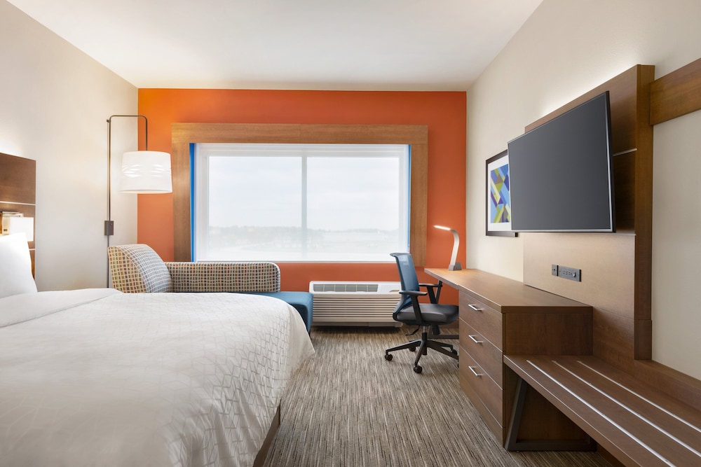 Holiday Inn Express and Suites Beaver Dam - photo 6