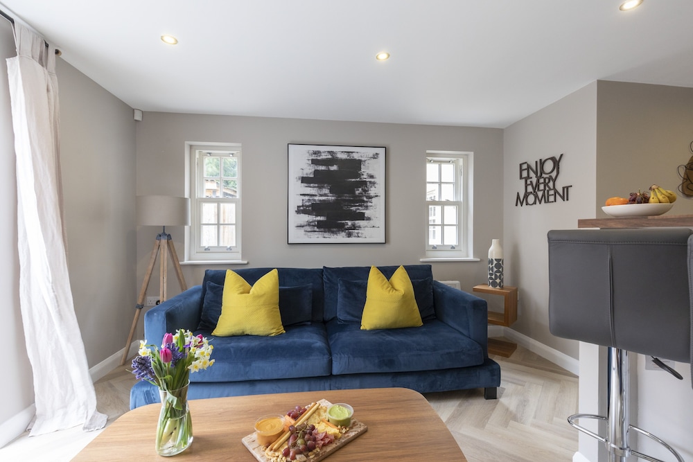 Elliot Oliver 2 Bedroom Garden Apartment With Parking — 4-Star Luxury Hotel in Cheltenham, United Kingdom