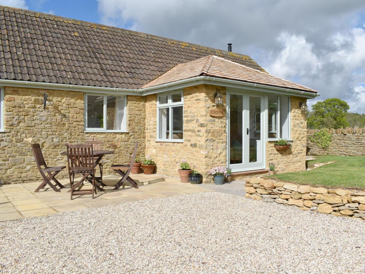Cherry Cottage Ukc3990 — 5-Star Luxury Hotel in Crewkerne, United Kingdom