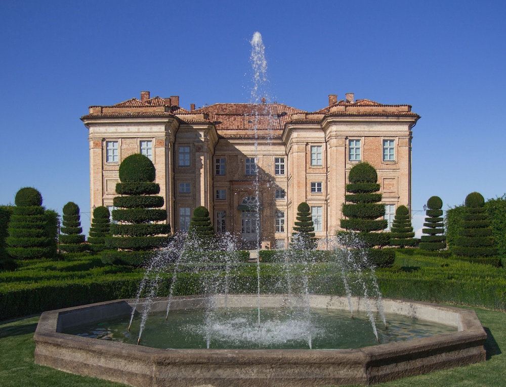 Castello di Guarene — hotel in Guarene