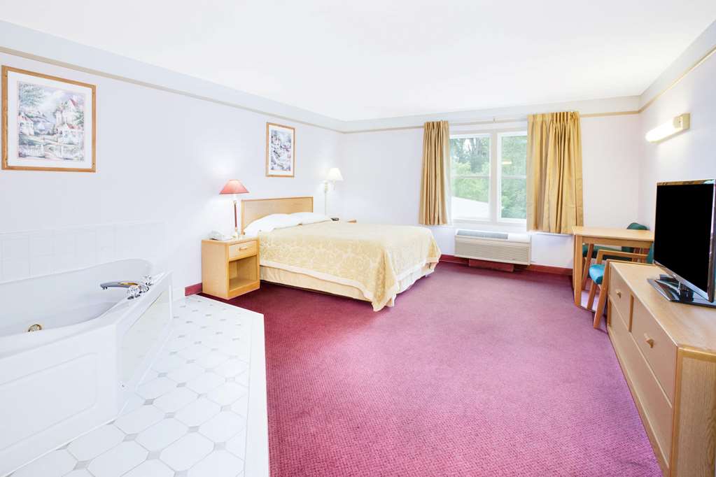 Super 8 by Wyndham Brooklyn - photo 8