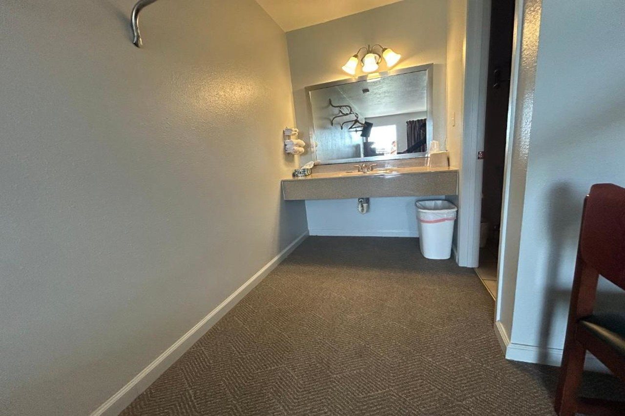 Aurora Inn Motel - photo 17