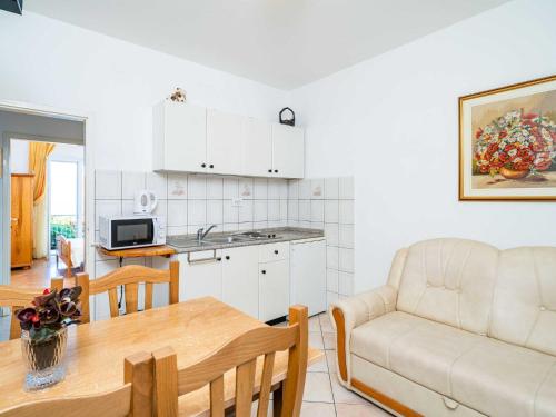 Apartments Nikolina LU Two Bedroom Apartment with Balcony — 4-Star Luxury Hotel in Lumbarda, Croatia