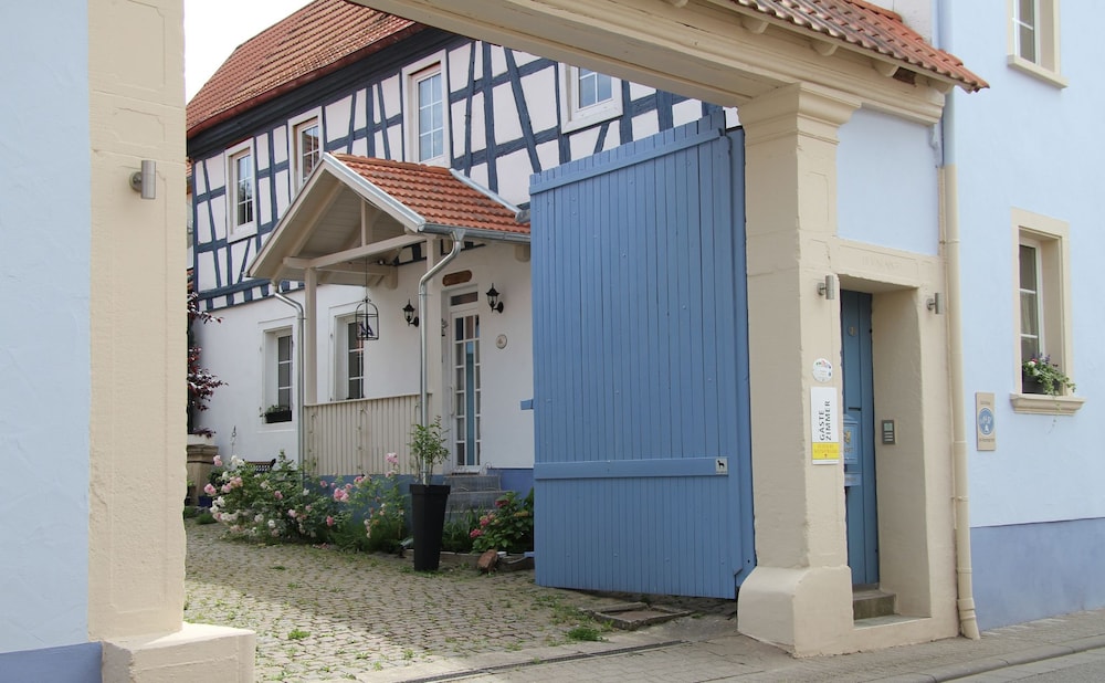 Bed & Breakfast No. 31 im Rosengarten — 4-Star Luxury Hotel in Bad Bergzabern, Germany