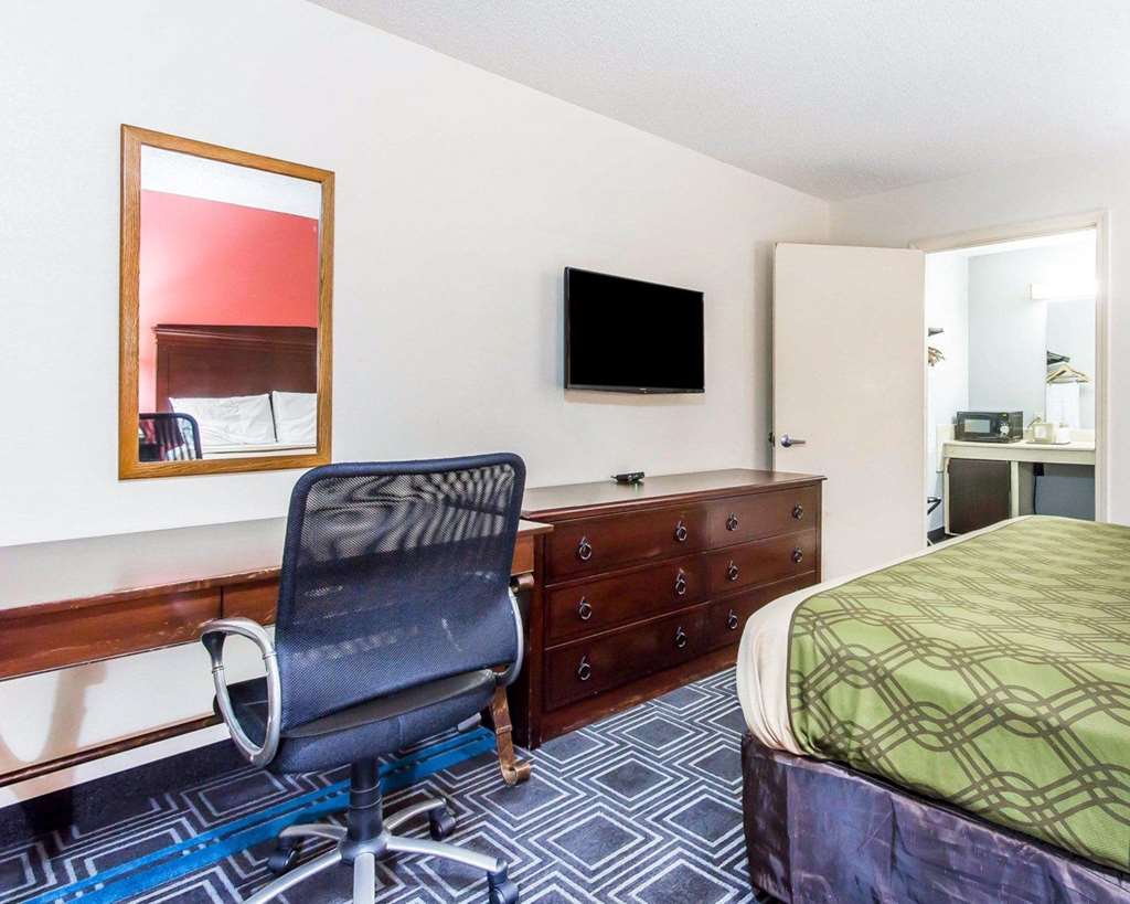 Econo Lodge Lanett - photo 15