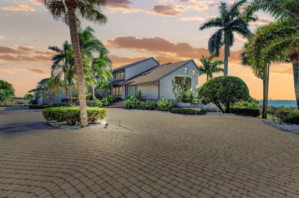 Bay House Retreat managed by Beach Retreats — 4-Star Luxury Hotel in Bradenton, United States
