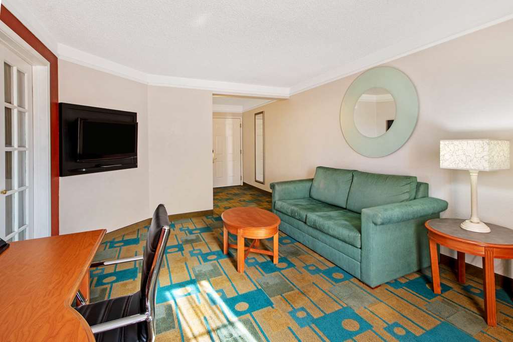 La Quinta Inn & Suites by Wyndham Albuquerque West - photo 22
