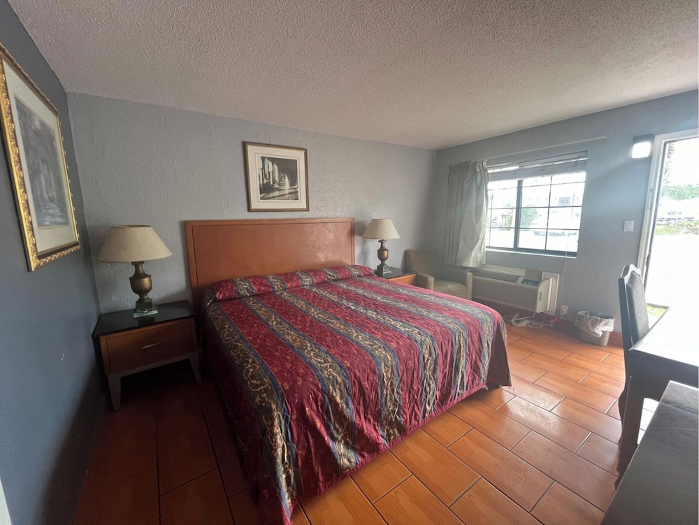 La Posada Inn By OYO Brownsville - photo 27