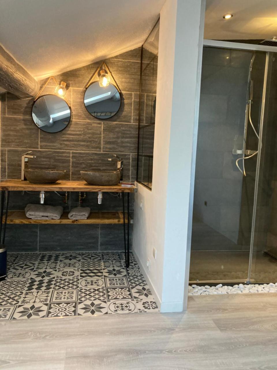 grande terrasse CLIM parking privé SMART TV netflix — 4-Star Luxury Hotel in Entraigues-Sur-La-Sorgue, France