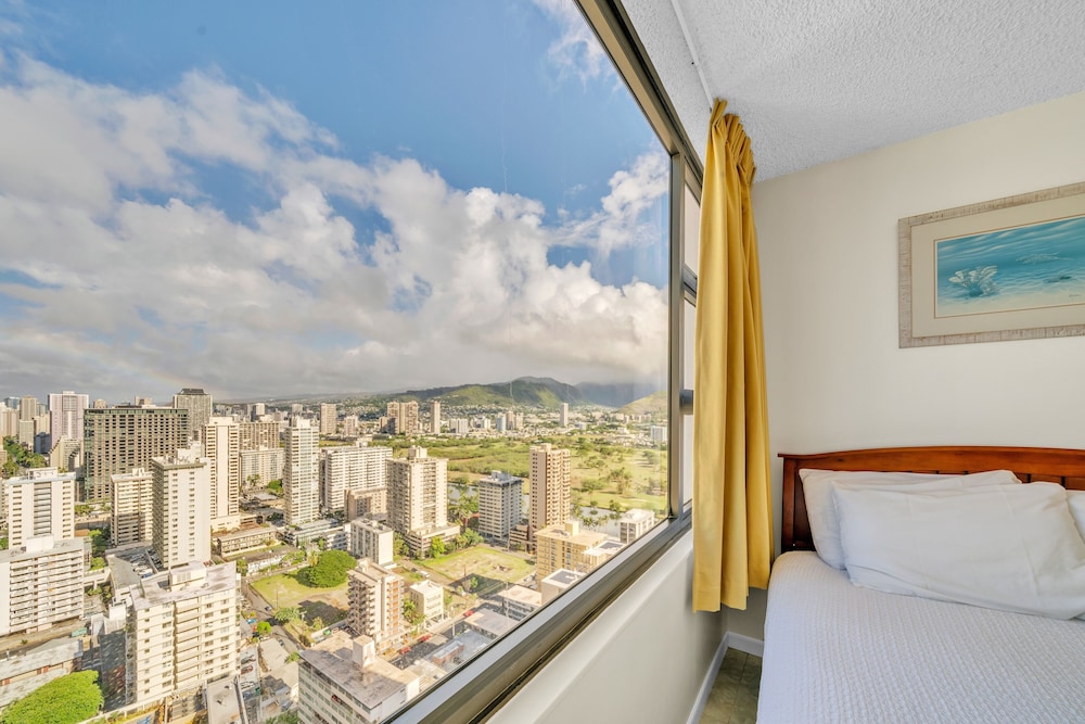 Standard Ocean View Condo 35th floor views Free parking & Wifi by Koko Resort Vacation Rentals Honolulu - photo 10
