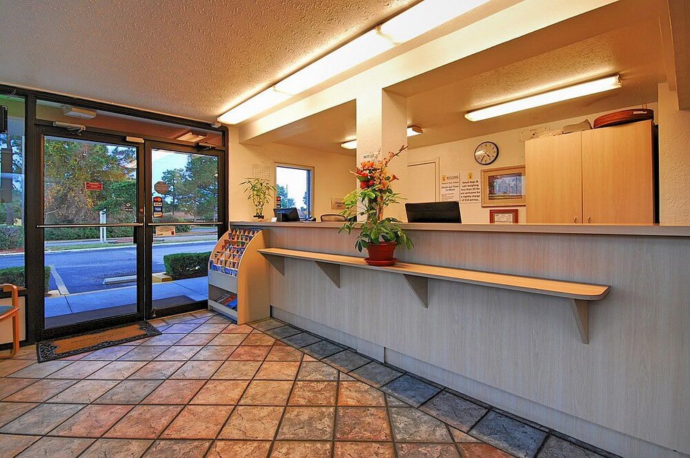 Super 6 Inn Suites - photo 2