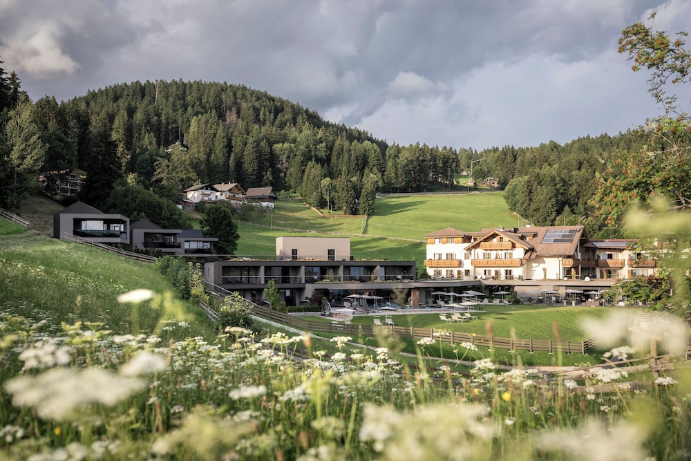 Hotel Viertler — 4-Star Luxury Hotel in Avelengo, Italy