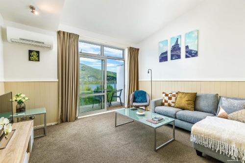 Lake View Greenstone Apartment Two — 4-Star Luxury Hotel in Queenstown, New Zealand