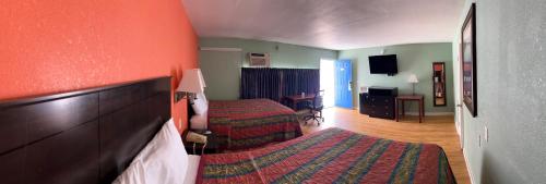 Town & Country Motel - photo 12