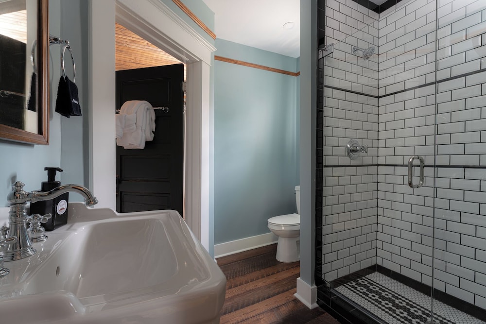 The NuWray Hotel & Carriage House - photo 59
