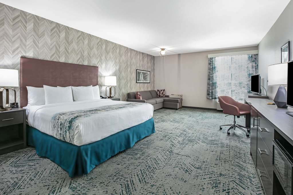 La Quinta Inn & Suites by Wyndham DFW West Glade Parks - photo 11