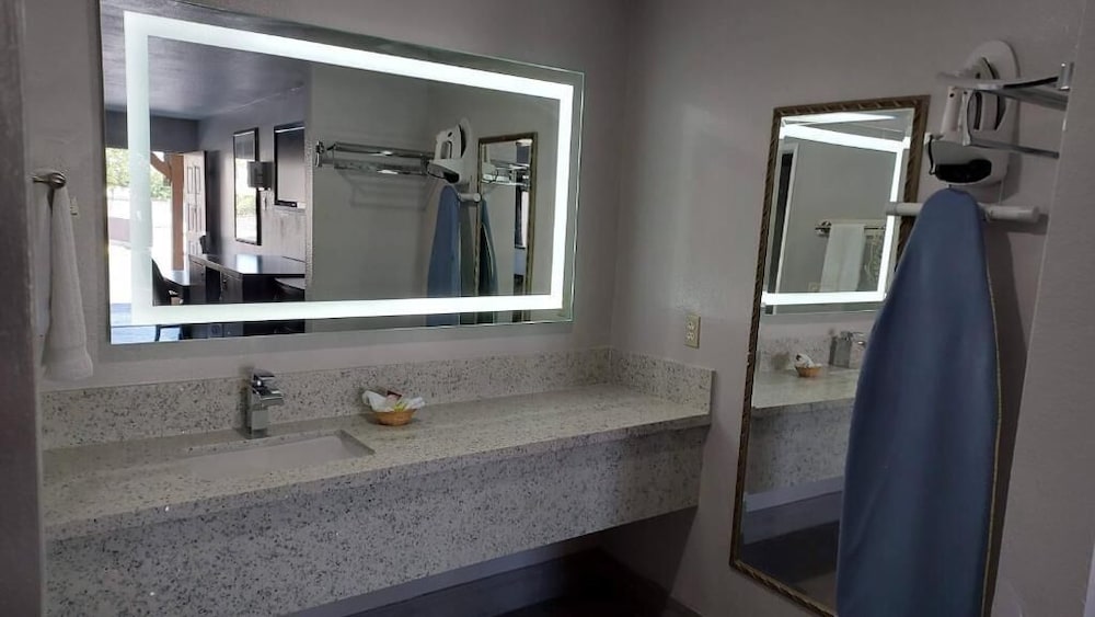 Regency Inn Norco - photo 14