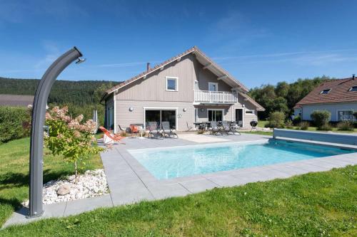 Chalet du Bien être 15p. PiscineSpa HammamPétanqueBasket — 4-Star Luxury Hotel in Gerardmer, France