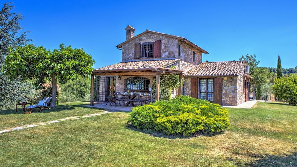 Casal Del Salice 10 Emma Villas — 4-Star Luxury Hotel in Todi, Italy