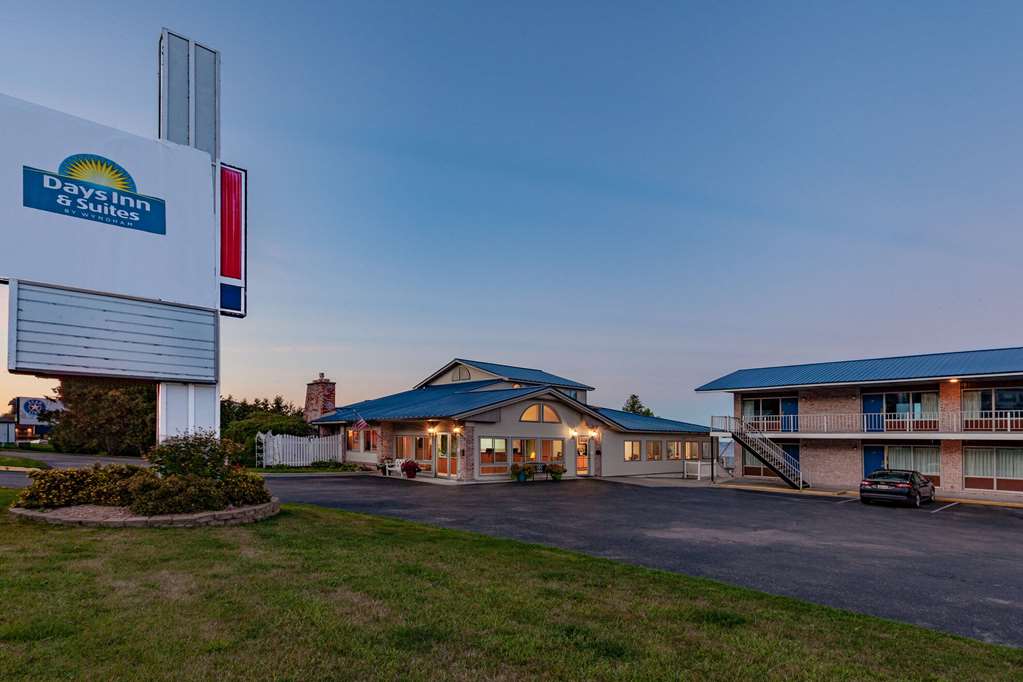 Days Inn & Suites by Wyndham St. Ignace Lakefront - photo 10