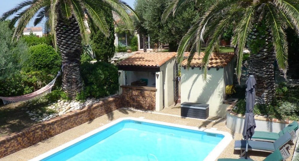 Chambre d'hôtes La Villa Du Petit Port — 4-Star Luxury Hotel in Martigues, France
