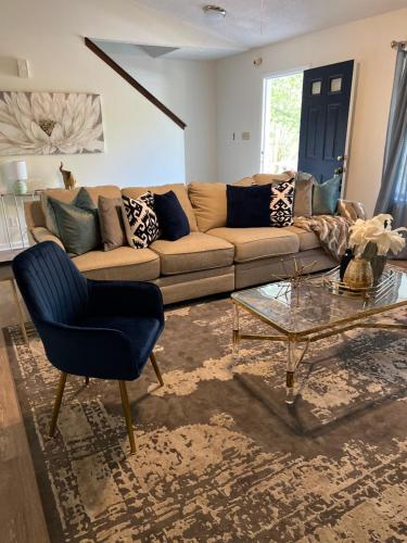 Unwind in Tranquil Style Spacious 3 Bed Haven — 4-Star Luxury Hotel in University Place, United States