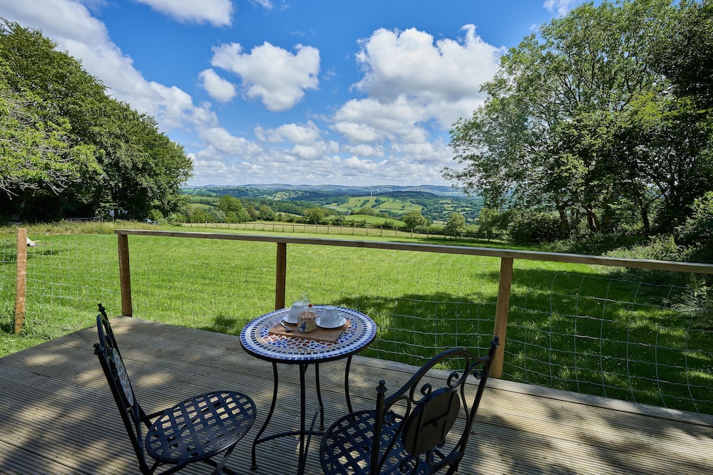 Pencastell Views Pod With Stunning Views in Lampeter, United Kingdom